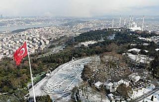 Beyaza bürünen Çamlıca Tepesi manzarası ile mest...