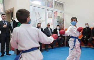 Beyazgül karateci gençlerle bir araya geldi