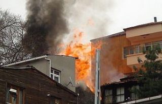 Beyoğlu’nda ahşap bina alev alev yandı