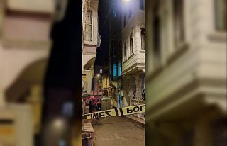 Beyoğlu’nda bir pansiyonda çıkan yangında 3...