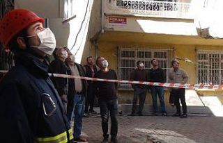 Beyoğlu‘nda rüzgar nedeniyle binanın çatısındaki...