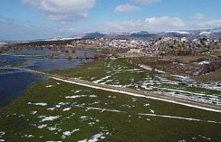 Beyşehir’de eriyen karlar, ekili arazileri suyla...