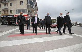 Beyşehir’de yaya geçitleri kırmızıya boyadı