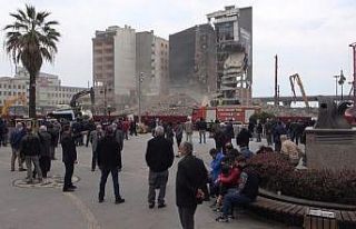 Binaların yıkılmasını film izler gibi izliyorlar