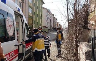 Binanın çatısına çıkan çocuk ekipleri harekete...