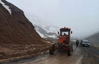 Bingöl’de heyelan nedeniyle kapanan yol açıldı
