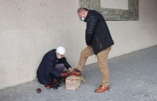 Bir boya sandığı, tek gözü görmeyen baba, 5...