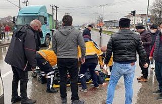 Bisikletiyle karşıya geçen adama otomobil çarptı