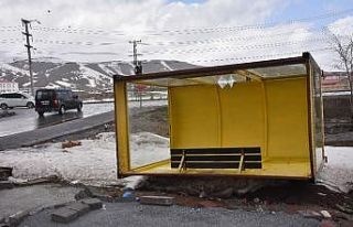 Bitlis’te fırtına çatıları uçurdu