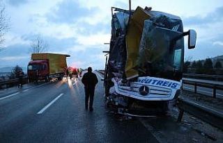 Bolu’da, yolcu otobüsü arıza yapan kamyona çarptı:...