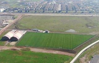 Boş araziyi kamyonlar dolusu malzeme ile dev spor...