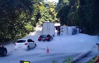 Brezilya’da tıbbi oksijen taşıyan tır devrildi