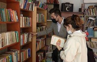 Bu dükkana gelenler adeta geçmişte yolculuğa çıkıyor