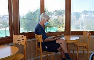 Bu kafede kitap okuyana çay ücretsiz