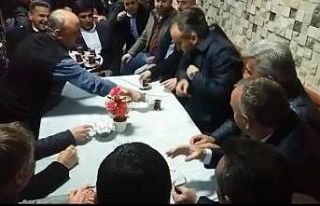 Bu kıraathaneye gelenler önce şok oluyor, sonra...