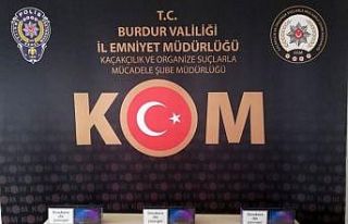 Burdur’da iki araçta yüzlerce kaçak ürün ele...