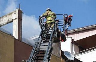 Burhaniye’de apartmanın terasında çıkan yangın...