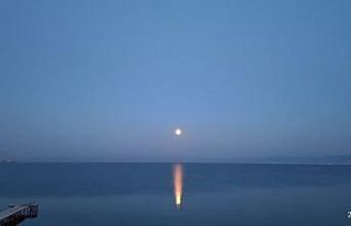 Burhaniye’de ayın batımı böyle görüntülendi