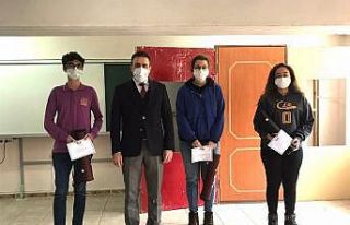 Burhaniye’de başarılı öğrenciler ödüllendirildi