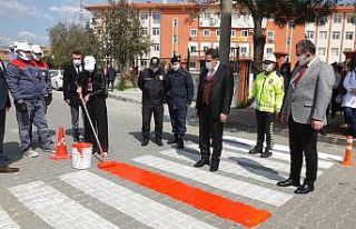 Burhaniye’de Kaymakam Memiş öğrencilerle kırmızı...