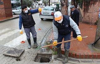 Burhaniye’de yağmur suyu ekibi 24 saat görevde