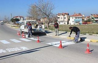 Burhaniye’de yaya geçitleri boyanıyor