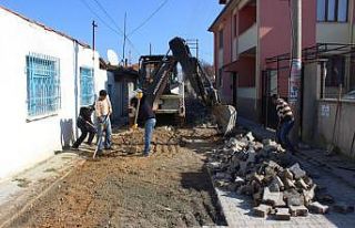 Burhaniye’de yollar yenileniyor