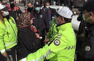 Bursa’da bankaya maskesiz alınmayan anne-kız ortalığı...