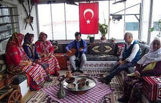 Bursa’da evlerinde biriktirdikleri antika eşyalarla...