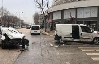 Bursa’da iki otomobilin çarpıştı: 9 yaralı