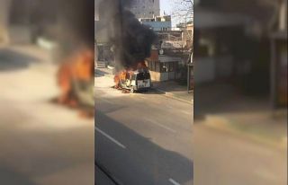 Bursa’da seyir halindeki hafif ticari araç alev...