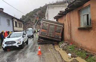 Bursa’da tır eve girdi, mahalle elektriksiz kaldı