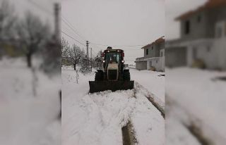 Büyükşehir Belediyesi ekipleri, kardan kapanan...