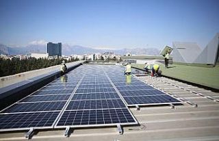 Büyükşehir çatısına güneş panellerinin montajına...