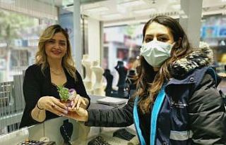 Büyükşehir’den kadınlara çiçekli kutlama