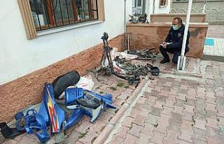 Çaldıkları motosikleti parçalayan 2 kişi suçüstü...