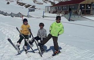 Çaldıran’da bahar mevsiminde kayak keyfi