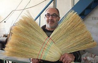 Çalı süpürgesi imalatıyla teknolojiye direniyor