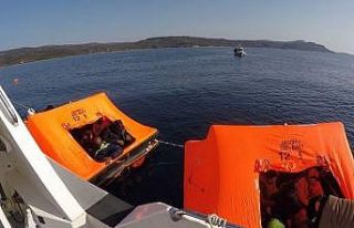 Çanakkale açıklarında 33 düzensiz göçmen kurtarıldı