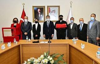 Çanakkale’ye gidecek Türk Bayrağı teslim alındı