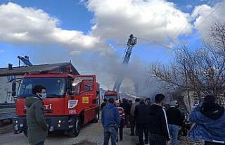 Çatıda çıkan yangın eve sıçramadan söndürüldü