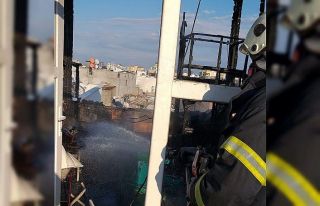 Çatıdaki kullanılmayan malzemeler yandı