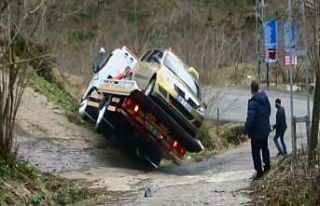 Çekici üzerindeki araçla devrildi