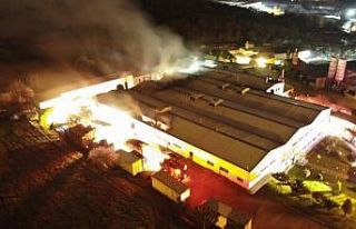 Çekmeköy’de korkutan fabrika yangını havadan...