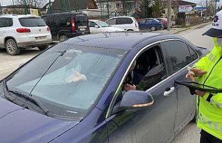 Ceza yemek istemeyen sürücüler, ön camdaki filmlerini...