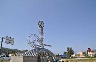 CHP’li belediye kavşaktaki Osmanlı tuğrasını...