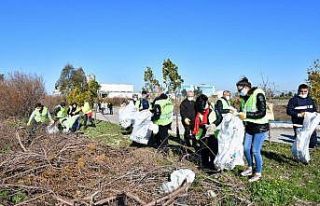 Çiğli’de bahar temizliği kıyı şeridiyle başladı