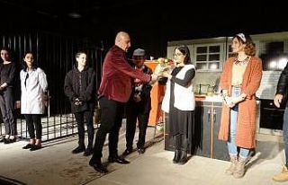 Çıkış tiyatro oyununa yoğun ilgi