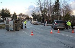 Cip ile çarpışan hafif ticari araç yan yattı:...