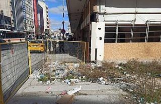 Çitle çevrili yer çöplük olarak kullanılıyor